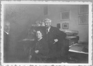 Dresden-Striesen, Borsbergstraße 11. Die Bildhauerin mit ihrem Mann Hans und einem Besucher in ihrem Atelier