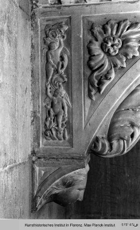 Grabmal des Bischofs Antonio d'Orso : Konsollager mit Reliefs: Triumph des Todes, Personifikation des Todes als dreiköpfiger Bogenschütze, Profilkopf, Vasen mit Weinranken und Akanthusornamente : Konsole