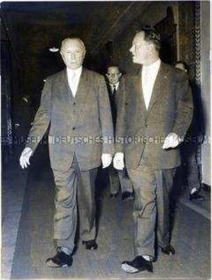 Bürgermeister Brandt und Bundeskanzler Adenauer im Rathaus Schöneberg