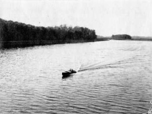 Leipzig: Elsterbecken : Motorboot auf Unterbecken