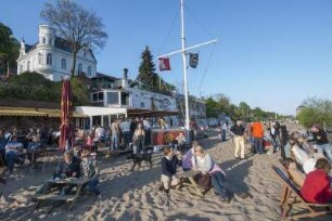 Oevelgönne, Elbe-Strand. Die Gastronomie Strandperle lockt Gäste an