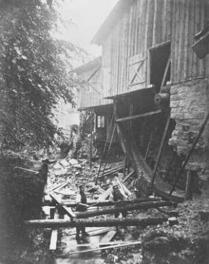 Nach dem Wolkenbruch : Nach dem Wolkenbruch. Albuminpapier; 21 x 17 cm (1875; A. Kotzsch). Dresden: Privatbesitz