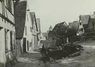 Dinkelsbühl. Altstadt : Dinkelsbühl. Am "Mückenbrünnlein" in der Altstadt. Blick gegen Königs-Turm