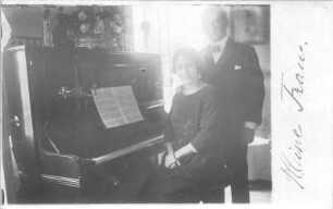 Ernst Otto Gerhardt mit seiner ersten Frau Amelia am Klavier, aufgenommen in Argentinien