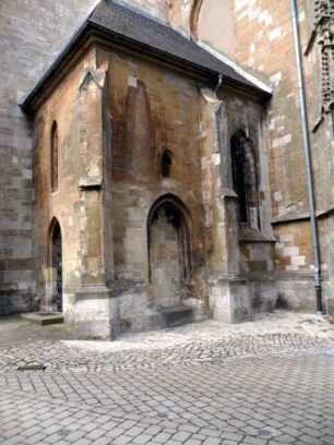 Stadtkirche - Kirchturm im Süden - Anbau (Beinhaus) am Langhaus von Südwesten