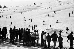 Feldberg: Schlange am Skilift Feldberg; von oben; Hintergrund Skifahrer