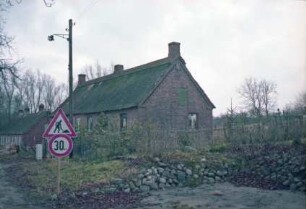 Klinken 10: traufständige Mehrfamilienkate: Straßenfront: Giebelseite