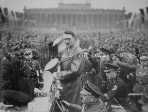 Adold Hitler nach einer Rede zum 3. Jahrestag der Machtergreifung vor SA-Männern im Lustgarten