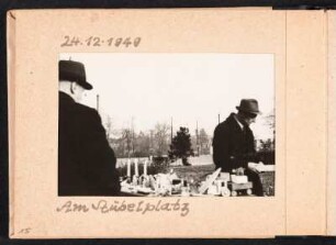 Fotoalbum des Malers Willy Irmscher : Albumseite 12 mit Verkaufsstand eines Spielzeughändlers am Stübelplatz in Dresden