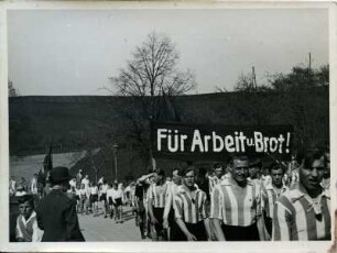 Arbeitersportler während der Demonstration mit dem Transparent:"Für Arbeit und Brot!"