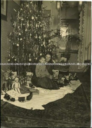 Mutter und Sohn unter dem Weihnachtsbaum