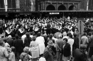 Freiburg: Freiburger Weinfest 1975; Trachtenkapelle; von oben
