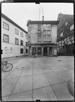 Quedlinburg, Steinbrücke. Wohnhaus mit Laden. Straßenfront