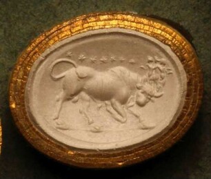 Rennender Stier, über sich das Siebengestirn (Daktyliothek, Erstes Mythologisches Tausend)