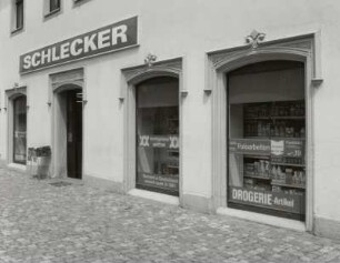 Wohnhaus mit Ladeneinbau (Drogerie "Schlecker")