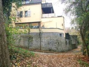 Stadtbefestigung - Ansicht im Nordosten mit Gebäuden auf Stadtmauer und ehemaligem Grabenbereich (verfüllt)