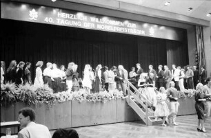 40. Tagung 1990 Mediziner; Studentenabend: Studentenabend in der Inselhalle, Polonaise mit Graf Lennart Bernadotte und Gräfin Sonja Bernadotte