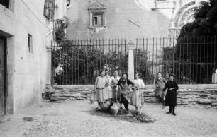Frankreich : Reiseaufnahmen aus Frankreich. Vermutlich aufgenommen in der Nähe von Marseille. Portrait von Frauen mit Tonkrügen an einem Brunnen stehend