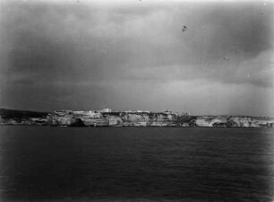 Straße von Messina : Unterwegs in der Straße von Messina mit Blick auf die Felsenküste nahe der kalabrischen Stadt Scilla.