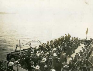 Edinburgh, Schottland. Touristen der Hapag auf einem Tenderboot während der Fahrt auf dem Firth of Forth