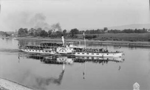 Personen-Seitenraddampfer "Meissen" (1885, Werft Blasewitz). Auf Fahrt stromauf an der Wesenitzmündung bei Pratzschwitz