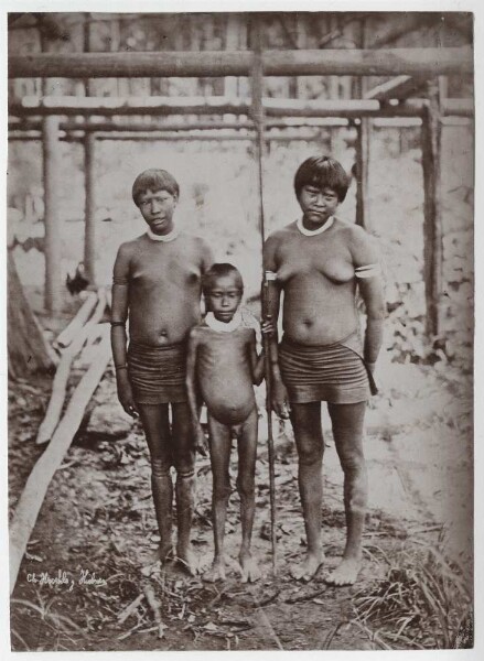 "Tamboyaquino" women with a boy