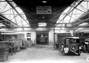 Deutsche Reichspost. Instandsetzungswerkstatt für Postkraftwagen. Werkstattgebäude, Innenansicht mit Fahrzeugen und Dachtragwerk : Dresden-Friedrichstadt, Löbtauer Straße 80.Deutsche Reichspost. Instandsetzungswerkstatt für Postkraftwagen. Werkstattgebäude, Innenansicht mit Fahrzeugen und Dachtragwerk