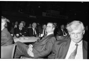 Kreisbauernverband Stormarn: 43. Kreisbauerntag: Oldesloer Stormarnhalle: Blick auf die Zuhörer sowie den Landrat Hans Jürgen Wildberg und Kreispräsident Hubert Priemel