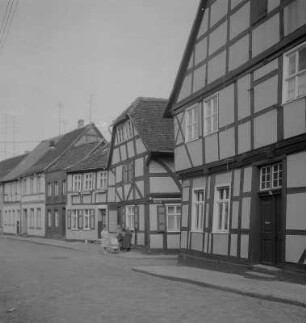 Tangermünde. Blick entlang einer Straße mit Fachwerkhäusern