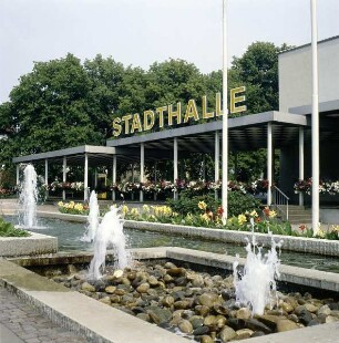 Bad Hersfeld. Stadthalle. Blick auf die Eingangssituation mit Springbrunnen