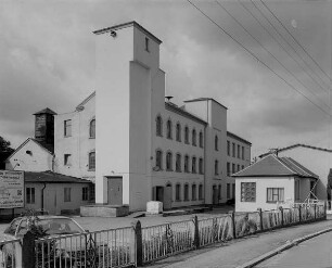 Großröhrsdorf, Radeberger Straße 115. Werk für Isoliererzeugnisse Großröhrsdorf. Fabrikgebäude (um 1900). Straßenansicht mit Pförtnerhäuschen und Einfriedung