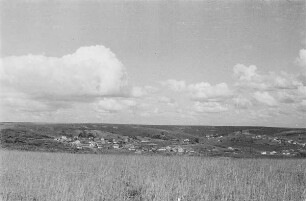 Zweiter Weltkrieg. Frontbilder. Sowjetunion. Ebene Landschaft mit Dorf