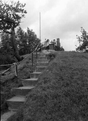 Schöneck, Sonnenwirbel 1. Aussichtsfelsen Alter Söll. Treppenaufgang (Teilansicht) und Aussichtsplattform