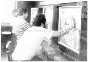 Männer vor Spielautomaten (Prämiertes Foto Sonderthema: Spiele spielen)