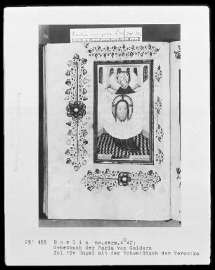 Gebetbuch der Maria von Geldern — Kalendar für Köln und Totengebete, Folio 3recto-18verso — ---, Folio 3recto-18versoEngel mit dem Schweißtuch der Veronika, Folio 15verso
