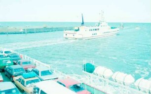 Norddeich: Hafeneinfahrt mit Fährschiff