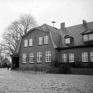 Volksschule: links davor Schulkinder: links hinten Baum: vorn Schulhof
