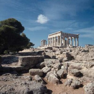 Aigina. Aphaia-Tempel. Nach 480. Blick von Südosten, aus den Propyläen