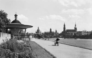 Dresden. Blick vom Neustädter Elbufer mit Glockenspielpavillon oberhalb der Marienbrücke nach Südosten auf die Altstadt