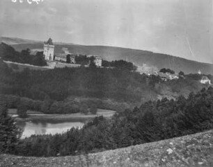 Burg über dem Fluss : Eine Burg mit Stadt über einem Flusstal