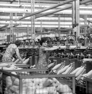 WTF Teppichspindeln : VEB Wurzener Teppichfabrik. Arbeiterinnen die an den Spindelmaschinen die Spindeln auswechseln