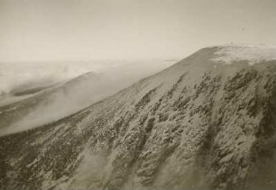 Riesengebirge. Das Hohe Rad (1509 m) und die Große Sturmhaube (1424 m), über die Große Schneegrube gesehen