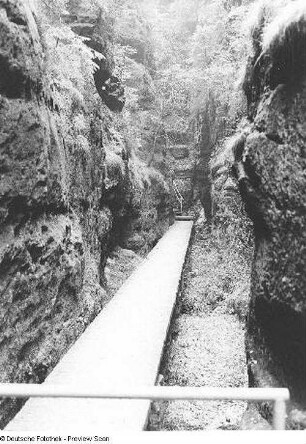 Sächsische Schweiz. Befestigter Wanderweg zwischen Felsen
