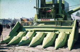 Fotografie: Erntetechnik, Mähdrusch, Mähdrescher selbstfahrend, Körnermais, Maispflückvorsatz