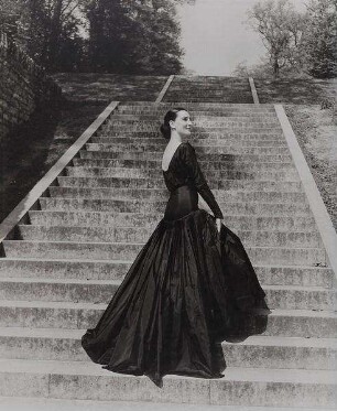Madame Rupert in einem langen schwarzen Kleid