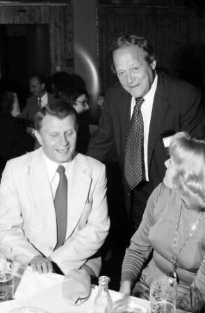 27. Tagung 1977 Chemiker; Sitzreihen im Theater: Oberbürgermeister Steurer, stehend Feodor Lynen