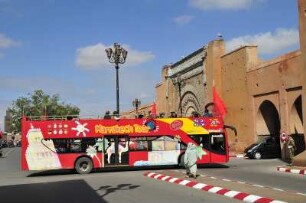 Rundfahrtbus : Am Stadtmauertor Bab Agnaou in Marrakesch hält ein touristischer Rundfahrtbus, aufgenommen am 04.11.2008