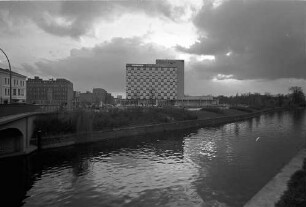 Berlin: Hiltonhotel; Außenfassade über den Landwehrkanal