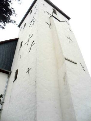 Stadtkirche - Kirchturm (romanische Gründung) von Nordwesten mit Strebepfeiler im Westen