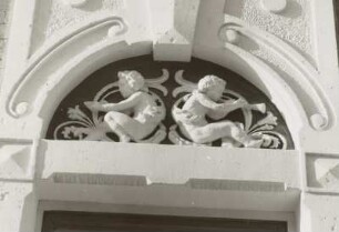 Musizierende Putten, Markneukirchen : Musizierende Putten. Markneukirchen, Krumme Straße 10. Wohnhaus mit Kontor (um 1900). Erdgeschoßfenster, Rundbogen mit Relief